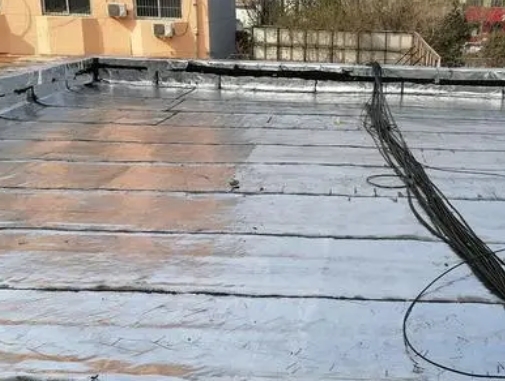 文水卫生间漏水维修公司分享下文水屋面楼顶防水刚性防水层施工要点。